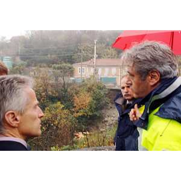 Riccardo Illy (Presidente Regione Friuli Venezia Giulia) con Gianfranco Moretton (Vicepresidente e Assessore regionale all'ambiente, lavori pubblici e protezione civile) durante il sopralluogo ai lavori di emergenza realizzati in Strada del Friuli a Trieste dalla Protezione Civile del Friuli Venezia Giulia. (Trieste 27/11/06)