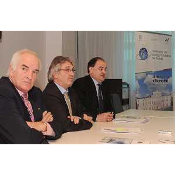 Enzo Cainero (Commissario Azienda speciale Villa Manin), Renzo Tondo (Presidente Friuli Venezia Giulia) e Roberto Molinaro (Assessore regionale Istruzione, Università, Ricerca, Famiglia, Associazionismo e Cooperazione) nel corso della presentazione della "Conferenza dei Protagonisti italiani nel Mondo". (Udine 18/10/10)