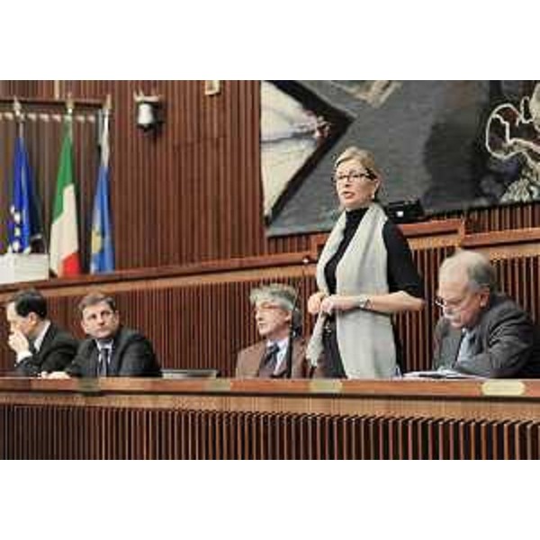 Sandra Savino (Assessore regionale Finanze, Patrimonio e Programmazione) interviene nel corso dell'audizione consiliare convocata dalla I e dalla V Commissioni consiliari, in Consiglio regionale. (Trieste 19/10/10)