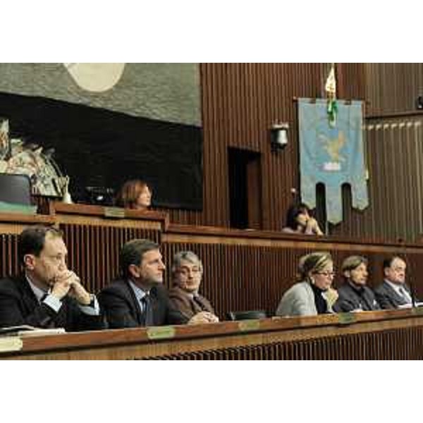 Renzo Tondo (Presidente Friuli Venezia Giulia) e Sandra Savino (Assessore regionale Finanze, Patrimonio e Programmazione) nel corso dell'audizione consiliare convocata dalla I e dalla V Commissioni consiliari, in Consiglio regionale. (Trieste 19/10/10)