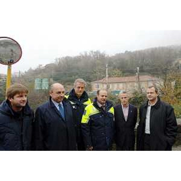 Riccardo Illy (Presidente Regione Friuli Venezia Giulia) con Gianfranco Moretton (Vicepresidente e Assessore regionale all'ambiente, lavori pubblici e protezione civile) durante il sopralluogo ai lavori di emergenza realizzati in Strada del Friuli a Trieste dalla Protezione Civile del Friuli Venezia Giulia. (Trieste 27/11/06)