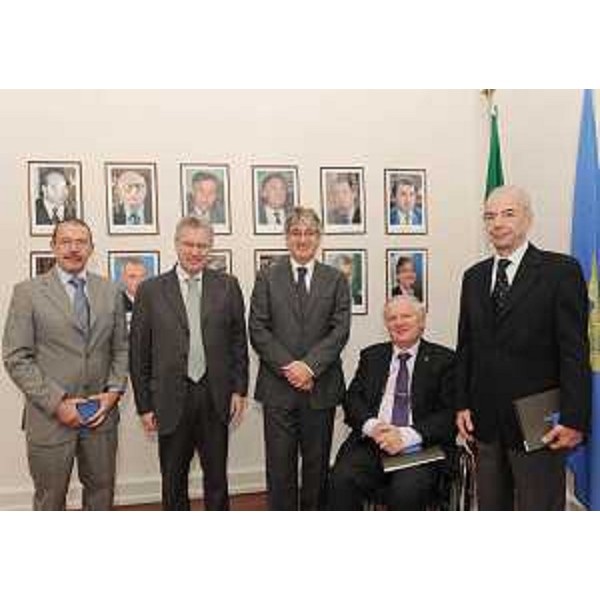 Roberto Della Torre (ex Direttore centrale Ambiente e Lavori pubblici), Daniele Bertuzzi (Capo Gabinetto), Renzo Tondo (Presidente Friuli Venezia Giulia), Enzo Bevilacqua (ex Avvocato Regione) e Giuliano Abate (ex Direttore centrale Istruzione, Formazione e Cultura) nella sede della Regione. (Trieste 20/10/10)