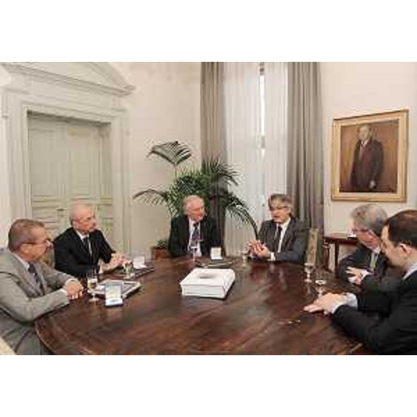Roberto Della Torre (ex Direttore centrale Ambiente e Lavori pubblici), Giuliano Abate (ex Direttore centrale Istruzione, Formazione e Cultura), Enzo Bevilacqua (ex Avvocato Regione), Renzo Tondo (Presidente Friuli Venezia Giulia), Daniele Bertuzzi (Capo Gabinetto) e Giorgio Carbonara (Portavoce presidente Tondo) nella sede della Regione. (Trieste 20/10/10)