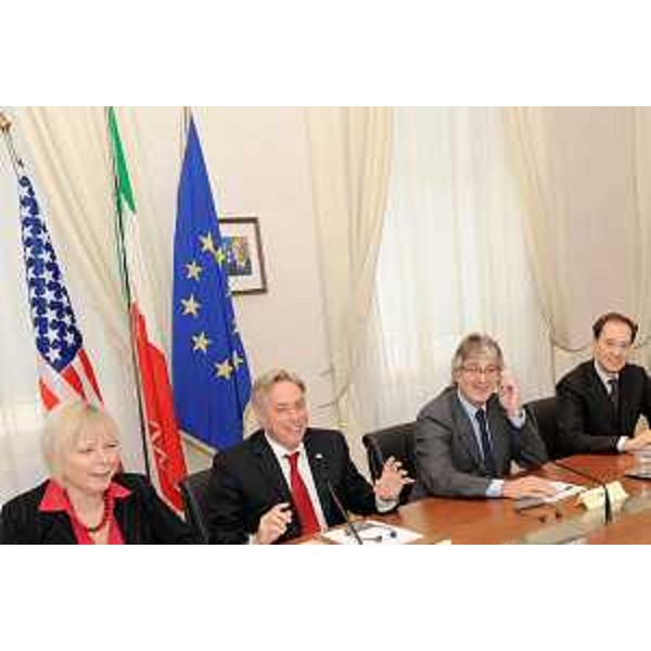 Carol Perez (Console generale USA a Milano), David Thorne (Ambasciatore USA a Roma), Renzo Tondo (Presidente Friuli Venezia Giulia) e Luca Ciriani (Vicepresidente FVG) nella sede della Regione. (Trieste 21/10/10)