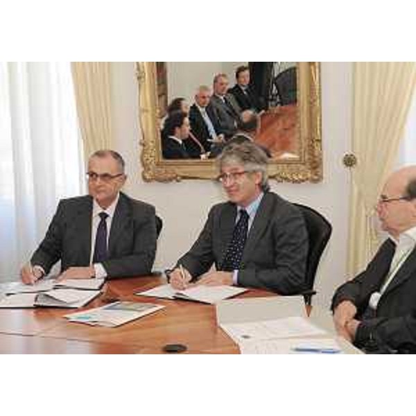 Petrit Vasili (Ministro Salute Albania), Renzo Tondo (Presidente Friuli Venezia Giulia) e Vladimir Kosic (Assessore regionele Salute) firmano il protocollo sugli obiettivi di formazione, ricerca scientifica e assistenza sociosanitaria tra FVG e Albania. (Trieste 21/10/10)