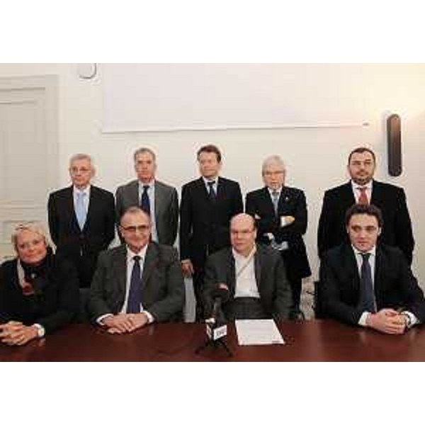 Silvia Acerbi (Vicepresidente Informest), Petrit Vasili (Ministro Salute Albania), Vladimir Kosic (Assessore regionele Salute), Bardh Spahia (Viceministro Salute Albania) e i direttori sanitari intervenuti alla firma del protocollo sugli obiettivi di formazione, ricerca scientifica e assistenza sociosanitaria tra FVG e Albania. (Trieste 21/10/10)