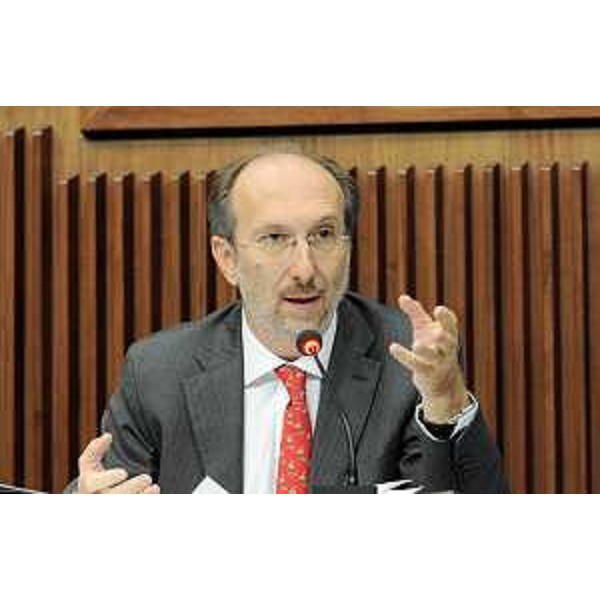Riccardo Riccardi (Assessore regionale Infrastrutture, Mobilità, Pianificazione territoriale e Lavori pubblici) illustra il Piano regionale delle infrastrutture di trasporto, della mobilità, delle merci e della logistica, in IV Commissione in Consiglio regionale. (Trieste 21/10/10)