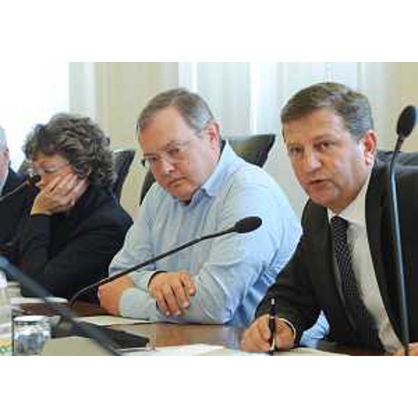 Andrea Garlatti (Assessore regionale Funzione pubblica, Autonomie locali e Coordinamento Riforme), con Roberto Marin (Presidente V Commissione consiliare), in V Commissione consiliare sulla riduzione dei consiglieri delle Province, in Consiglio regionale. (Trieste 21/10/10)