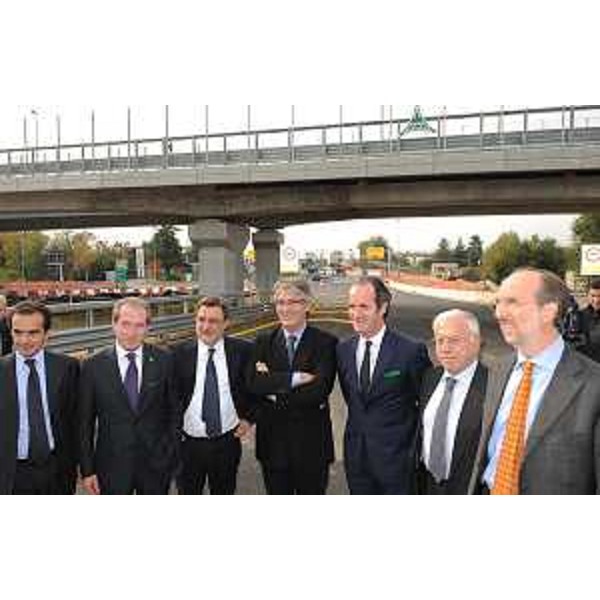 Renzo Tondo (Presidente Friuli Venezia Giulia) e Luca Zaia (Presidente Veneto), con gli assessori regionali a Viabilità e Trasporti Riccardo Riccardi (Friuli Venezia Giulia) e Renato Chisso (Veneto), Emilio Terpin (Presidente Autovie Venete) e Dario Melò (Amministratore delegato AUtovie Venete), all'apertura dell'A28. (Pordenone 23/10/10)