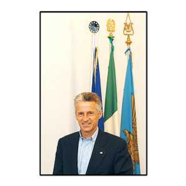 Riccardo Illy (Presidente Regione Friuli Venezia Giulia) con alle spalle le bandiere