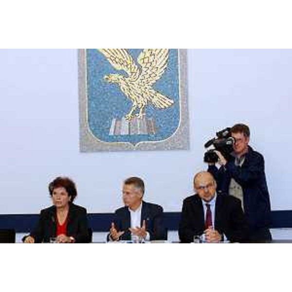 Riccardo Illy (Presidente Regione Friulil Venezia GIulia) con Andrea Viero (Direttore Generale) e la sig.ra Janesich ritratti durante la conferenza stampa sul potenziamento del servizio di Statistica della Regione. (Trieste 30/11/06)