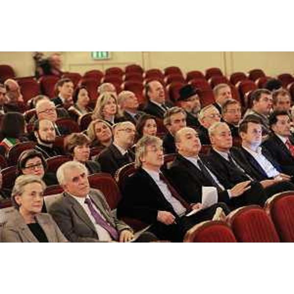 M.T.Bassa Poropat (Presidente Provincia Trieste), S.Fantoni (Direttore SISSA Trieste), R.Tondo (Presidente Friuli Venezia Giulia), R.Dipiazza (Sindaco Trieste), R.Antonione (Deputato), E.Rosato (Deputato) e G.Padulano (Questore Trieste) a "Governincontra", al Teatro Verdi di Trieste. (Trieste 25/10/10)