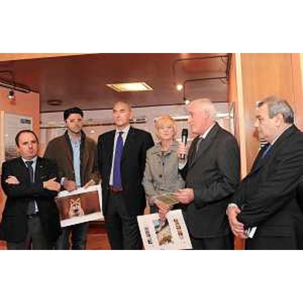 Claudio Violino (Assessore regionale Risorse rurali, agroalimentari e forestali) e Maurizio Franz (Presidente Consiglio regionale) all'inaugurazione della mostra fotografica di Luciano Gaudenzio, in Consiglio regionale. (Trieste 27/10/10)