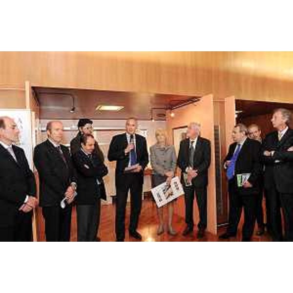 Claudio Violino (Assessore regionale Risorse rurali, agroalimentari e forestali) e Maurizio Franz (Presidente Consiglio regionale) all'inaugurazione della mostra fotografica di Luciano Gaudenzio, in Consiglio regionale. (Trieste 27/10/10)