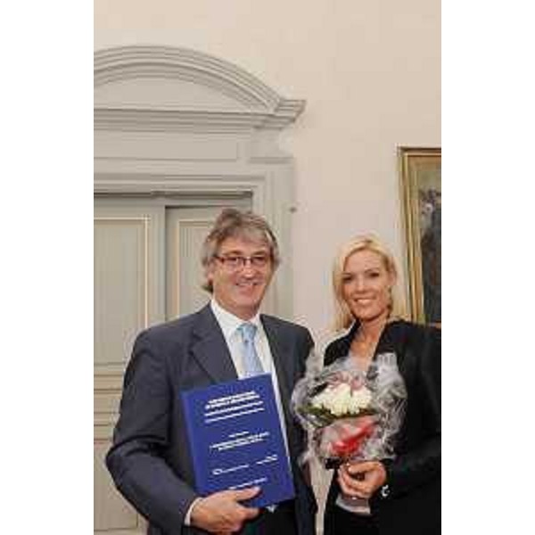 Il presidente della Regione Renzo Tondo e la dottoressa Marianna Daminato (laureata all'Università di Modena con il prof. Tiraboschi) che gli presenta la sua tesi sull'esperienza della legge Biagi in Friuli Venezia Giulia, nella sede della Regione. (Trieste 27/10/10)