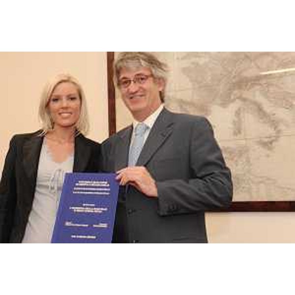 Il presidente della Regione Renzo Tondo e la dottoressa Marianna Daminato (laureata all'Università di Modena con il prof. Tiraboschi) che gli presenta la sua tesi sull'esperienza della legge Biagi in Friuli Venezia Giulia, nella sede della Regione. (Trieste 27/10/10)