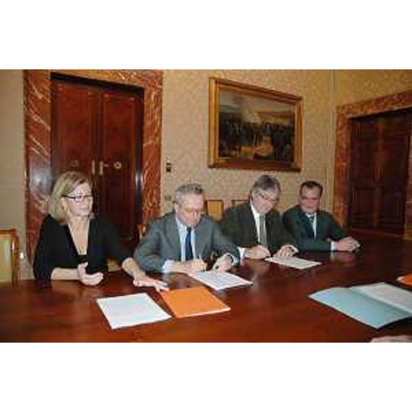 Sandra Savino (Assessore Finanze FVG), Giulio Tremonti (Ministro Economia e Finanze), Renzo Tondo (Presidente FVG) e Roberto Calderoli (Ministro Semplificazione normativa) firmano l'accordo con il quale il Governo riconosce al Friuli Venezia Giulia la compartecipazione ai tributi versati dai pensionati INPS residenti nel territorio regionale. (Roma 29/10/10)
