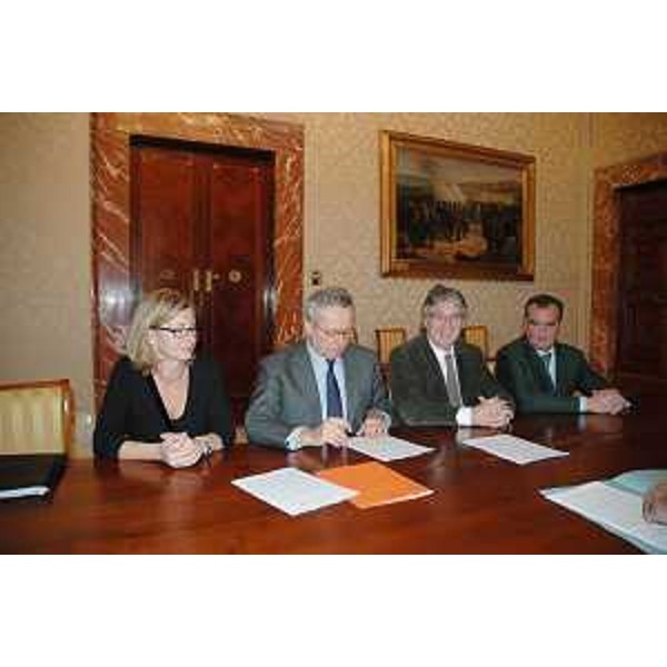 Sandra Savino (Assessore Finanze FVG), Giulio Tremonti (Ministro Economia e Finanze), Renzo Tondo (Presidente FVG) e Roberto Calderoli (Ministro Semplificazione normativa) firmano l'accordo con il quale il Governo riconosce al Friuli Venezia Giulia la compartecipazione ai tributi versati dai pensionati INPS residenti nel territorio regionale. (Roma 29/10/10)