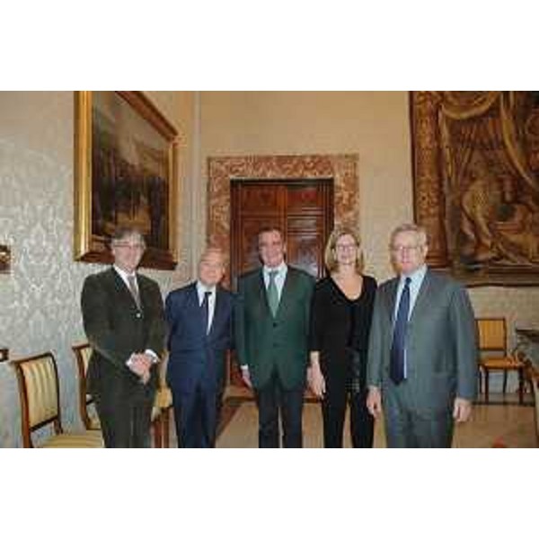 Renzo Tondo (Presidente FVG), Gianni Letta (Sottosegretario Presidenza Consiglio Ministri), Roberto Calderoli (Ministro Semplificazione normativa), Sandra Savino (Assessore Finanze FVG) e Giulio Tremonti (Ministro Economia e Finanze) in occasione dell'accordo con il quale il Governo riconosce al Friuli Venezia Giulia la compartecipazione ai tributi versati dai pensionati INPS residenti nel territorio regionale. (Roma 29/10/10)