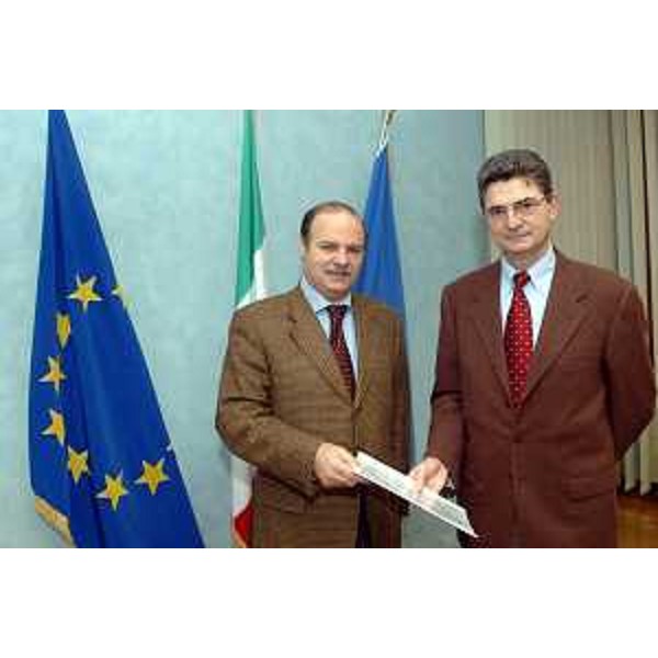 Gianfranco Moretton (Vicepresidente e Assessore regionale all'ambiente, lavori pubblici e protezione civile) con Luciano Aita (Presidente ATER Udine) ritratti in occasione della firma dell'accordo di programma tra la Regione e l'ATER della Provincia di Udine. (Udine 01/12/06)