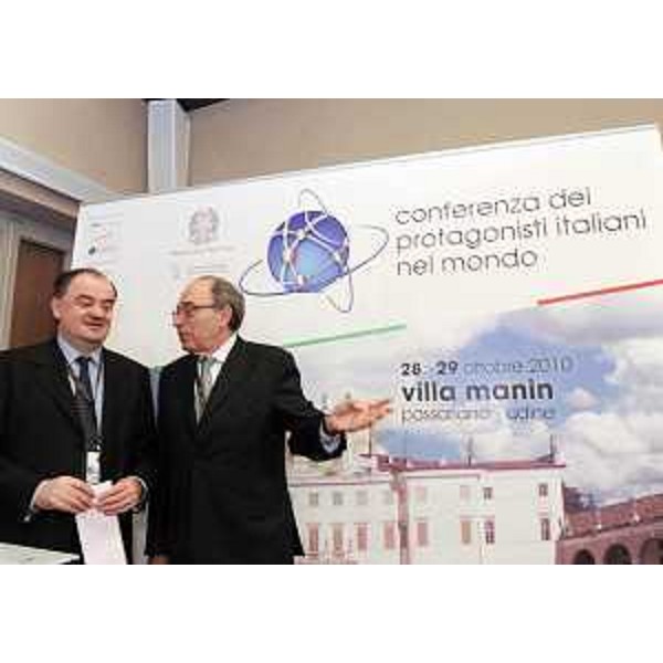 Roberto Molinaro (Assessore regionale Istruzione, Università, Ricerca, Famiglia, Associazionismo e Cooperazione) e Alfredo Mantica (Sottosegretario Affari esteri) al termine della "Conferenza dei protagonisti italiani nel mondo", a Villa Manin. (Passariano 29/10/10)