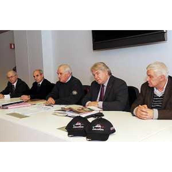 Enzo Cainero (Responsabile organizzativo tappe FVG Giro d'Italia 2011) ed Elio De Anna (Assessore regionale Sport) nel corso della prima riunione con i rappresentanti dei Comuni della regione FVG coinvolti dalle tappe del Giro d'Italia 2001. (Udine 02/11/10)