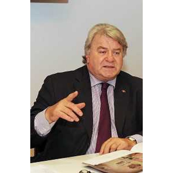 Elio De Anna (Assessore regionale Sport) nel corso della prima riunione con i rappresentanti dei Comuni della regione FVG coinvolti dalle tappe del Giro d'Italia 2001. (Udine 02/11/10) 