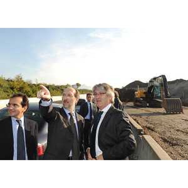 Dario Melò (Amministratore delegato Autovie Venete), Riccardo Riccardi (Assessore regionale Infrastrutture, Mobilità, Pianificazione territoriale e Lavori pubblici) e Renzo Tondo (Presidente Friuli Venezia Giulia) nel corso del sopralluogo ai cantieri per la riqualificazione del tratto della A4 "casello Villesse-Gorizia". (Villesse 04/11/10)