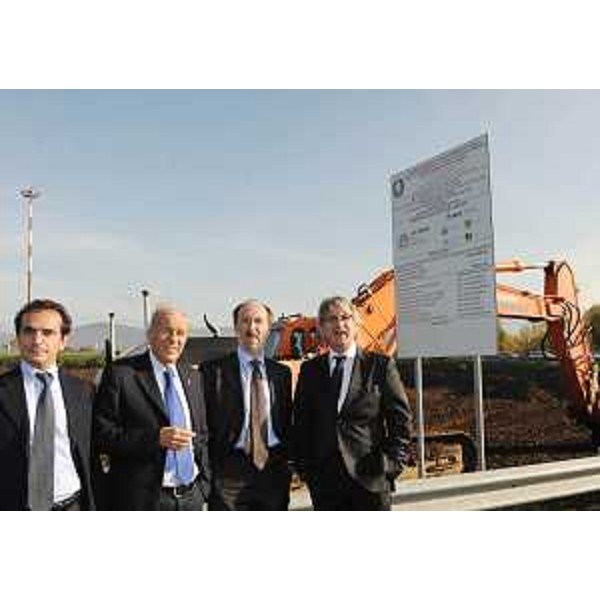 Dario Melò (Amministratore delegato Autovie Venete), Ettore Romoli (Sindaco Gorizia), Riccardo Riccardi (Assessore regionale Infrastrutture, Mobilità, Pianificazione territoriale e Lavori pubblici) e Renzo Tondo (Presidente Friuli Venezia Giulia) nel corso del sopralluogo ai cantieri per la riqualificazione del tratto della A4 "casello Villesse-Gorizia". (Villesse 04/11/10)