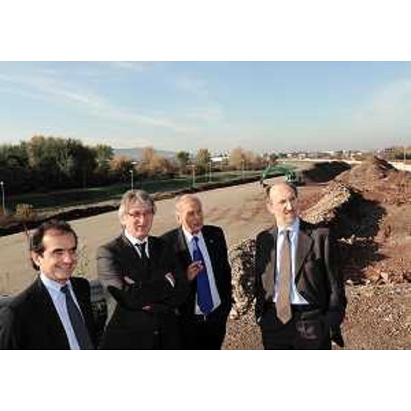 Dario Melò (Amministratore delegato Autovie Venete), Renzo Tondo (Presidente Friuli Venezia Giulia), Ettore Romoli (Sindaco Gorizia) e Riccardo Riccardi (Assessore regionale Infrastrutture, Mobilità, Pianificazione territoriale e Lavori pubblici) nel corso del sopralluogo ai cantieri per la riqualificazione del tratto della A4 "casello Villesse-Gorizia". (Villesse 04/11/10)