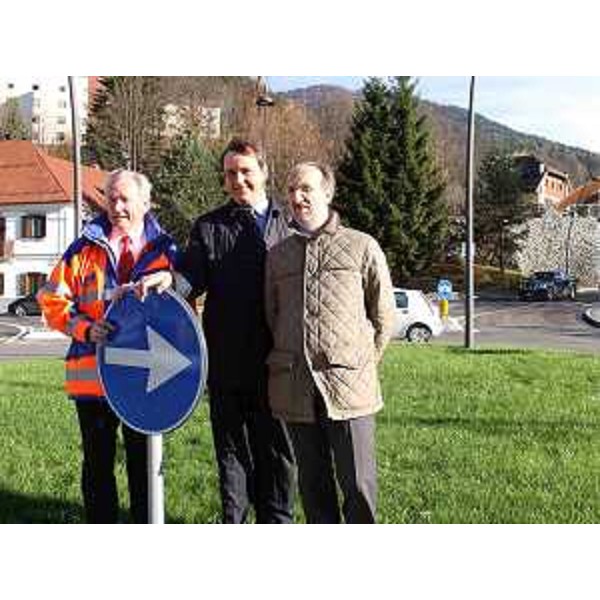 Gerhard Doerfler (Governatore Carinzia), Renato Carlantoni (Sindaco Tarvisio) e Riccardo Riccardi (Assessore regionale Trasporti) all'inaugurazione della rotatoria d'ingresso a Tarvisio tra via Roma, via Vittorio Veneto ed il ponte su cui transita la pista ciclabile internazionale di Alpe Adria. (Tarvisio 05/11/10)
