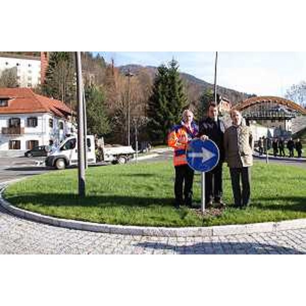 Gerhard Doerfler (Governatore Carinzia), Renato Carlantoni (Sindaco Tarvisio) e Riccardo Riccardi (Assessore regionale Trasporti) all'inaugurazione della rotatoria d'ingresso a Tarvisio tra via Roma, via Vittorio Veneto ed il ponte su cui transita la pista ciclabile internazionale di Alpe Adria. (Tarvisio 05/11/10)