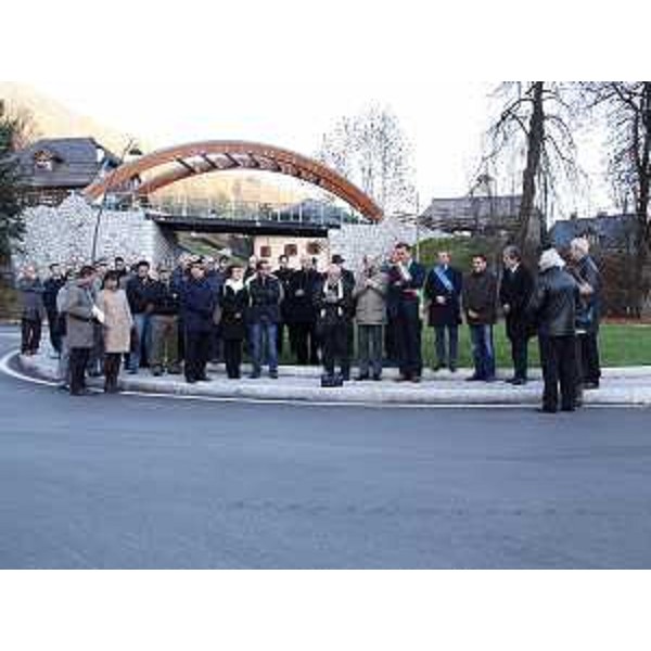 Riccardo Riccardi (Assessore regionale Trasporti), Renato Carlantoni (Sindaco Tarvisio) e Fabio Marchetti (Vicepresidente Provincia Udine) all'inaugurazione della rotatoria d'ingresso a Tarvisio tra via Roma, via Vittorio Veneto ed il ponte su cui transita la pista ciclabile internazionale di Alpe Adria. (Tarvisio 05/11/10)