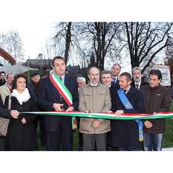 Renato Carlantoni (Sindaco Tarvisio), Riccardo Riccardi (Assessore regionale Trasporti) e Fabio Marchetti (Vicepresidente Provincia Udine) all'inaugurazione della rotatoria d'ingresso a Tarvisio tra via Roma, via Vittorio Veneto ed il ponte su cui transita la pista ciclabile internazionale di Alpe Adria. (Tarvisio 05/11/10)