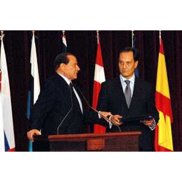 Silvio Berlusconi (Presidente del Consiglio) mentre consegna a Luca Ciriani (Vicepresidente della regione) la medaglia d'oro del Governo italiano per l'intervento nell'Abruzzo terremotato. (L'Aquila, 09/11/2010)