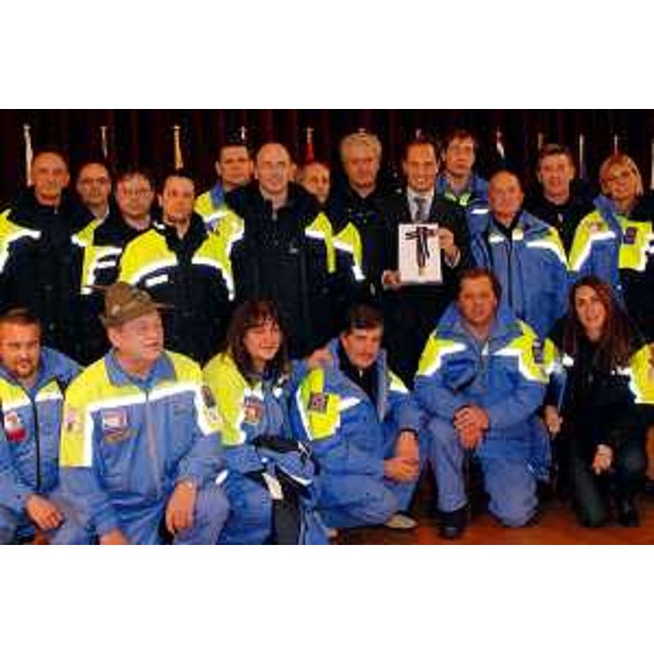 Luca Ciriani (Vicepresidente della Regione) e Guglielmo Berlasso (Direttore Protezione Civile FVG) con i volontari di Protezione Civile del Frili Venezia Giulia. (L'Aquila, 09/11/2010)