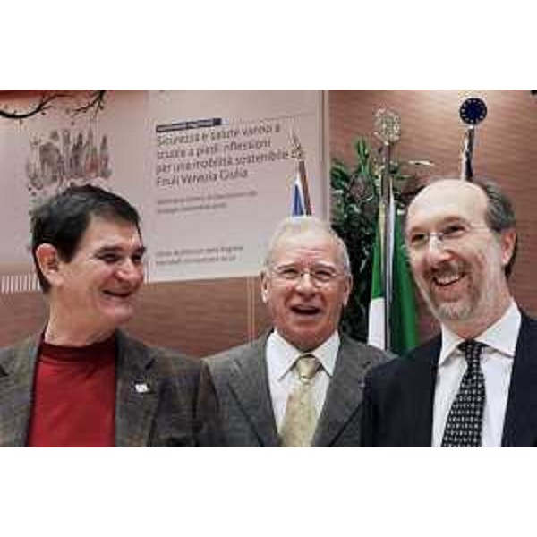 Riccardo Riccardi (assessore regionale alle infrastrutture, mobilità, pianificazione territoriale e lavori pubblici) e altri al convegno "Sicurezza e salute vanno a scuola a piedi". (Udine, 10/11/2010)