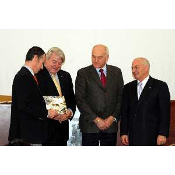 Elio De Anna (assessore allo sport e cultura) ed altri alla conferenza stampa di presentazione della nuova rubrica telefonica "Elenco si!". (Pordenone, 11/11/2010) 