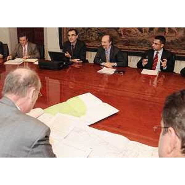 Riccardo Riccardi (Assessore regionale Viabilità e Trasporti) al tavolo di riunione del Common executive Body/CEB Italia-Slovenia, nella sede della Regione. (Trieste 11/11/10)