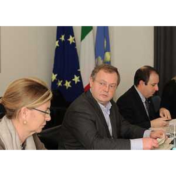 Sandra Savino (Assessore regionale Finanze, Patrimonio e Programmazione), Andrea Garlatti (Assessore regionale Funzione pubblica, Autonomie locali e Coordinamento Riforme) e Claudio Violino (Assessore regionale Risorse rurali, agroalimentari e forestali) nel corso della riunione della Giunta regionale. (Udine 12/11/10)