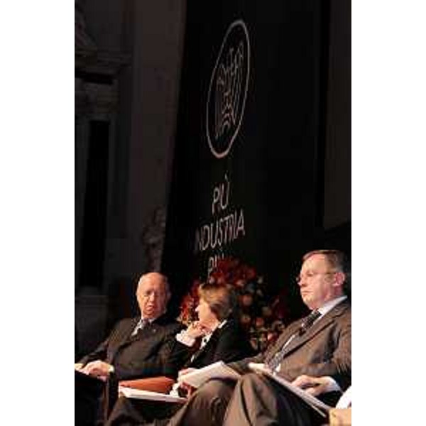 Alessandro Calligaris (Presidente Confindustria FVG), Cristiana Compagno (Rettore Università Udine) e Andrea Garlatti (Assessore regionale Funzione pubblica, Autonomie locali e Coordinamento Riforme) al convegno "Più industria, più lavoro", organizzato da Confindustria Udine. (Cividale 15/11/10)