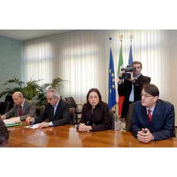 Guido Baggi (Capo Ufficio Stampa Regione Friuli Venezia Giulia), Gianni Pecol Cominotto (Assessore regionale all’organizzazione, personale e sistemi informativi), Michela del Piero (Assessore regionale alla programmazione e controllo, alle risorse economiche e finanziarie, al patrimonio e servizi generali e alle pari opportunità) e Lodovico Sonego (Assessore regionale alla pianificazione territoriale, energia, mobilità e infrastrutture di trasporto) in conferenza stampa. (Udine 01/12/06)