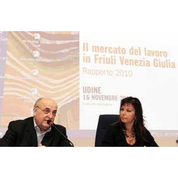 Domenico Tranquilli (Direttore Agenzia regionale Lavoro) e Angela Brandi (Assessore regionale Lavoro) nel corso della presentazione de "Il mercato del lavoro in FVG - Rapporto 2010". (Udine 16/11/10)