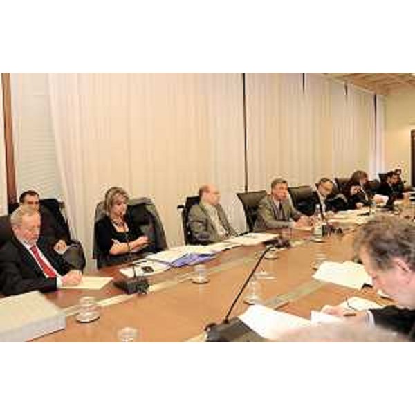 Vladimir Kosic (Assessore regionale Salute, Integrazione socio sanitaria e Politiche sociali) nel corso dei lavori della III Commissione consiliare (Tutela salute, servizi sociali, alimentazione, immigrazione, corregionali all'estero, previdenza complementare e integrativa) presieduta da Giorgio Venier Romano. (Trieste 16/11/10)