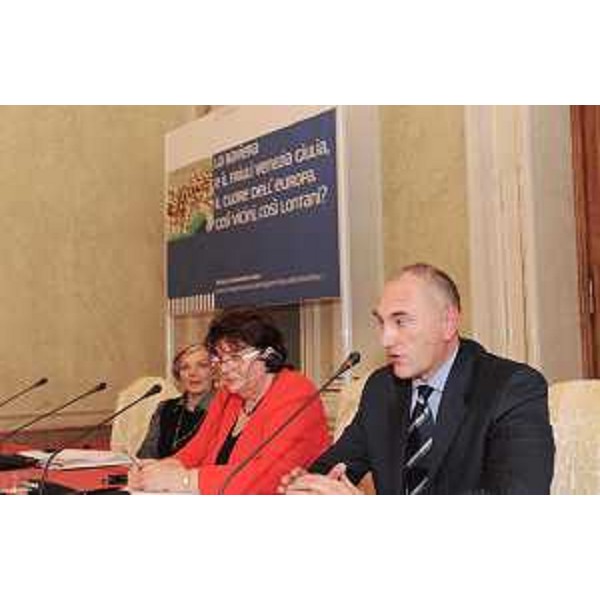 Barbara Stamm (Presidente Parlamento Baviera) e Maurizio Franz (Presidente Consiglio regionale) nel corso della tavola rotonda "La Baviera e il Friuli Venezia Giulia, il cuore dell'Europa. Così vicini, così lontani?", nella sede della Regione. (Trieste 16/11/10)