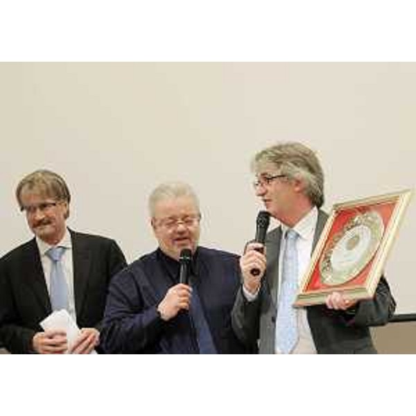 Andro Merkù e Pier Giorgio Luccarini consegnano a Renzo Tondo (Presidente Friuli Venezia Giulia) il premio dell'Associazione "Arancia e Limone d'Oro / Riccardino d'Oro". (Trieste 15/11/10)