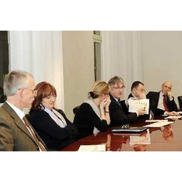La conferenza stampa in cui Sandra Savino (Assessore regionale Finanze) e Renzo Tondo (Presidente Friuli Venezia Giulia) commentano l'attribuzione del rating A+ di Standard & Poor's alla Regione FVG. (Trieste 17/11/10)