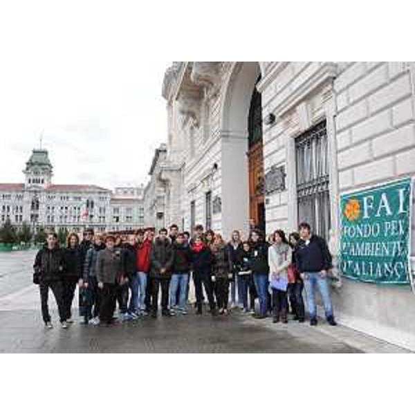 Studenti visitano il Palazzo di Piazza Unità d'Italia sede della Regione (Palazzo dell'ex Lloyd Triestino) per l'iniziativa "Diamo un futuro al nostro passato - Mattinata FAI - Fondo per l'Ambiente Italiano per le scuole superiori". (Trieste 18/11/10)
