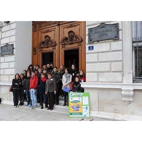 Studenti visitano il Palazzo di Piazza Unità d'Italia sede della Regione (Palazzo dell'ex Lloyd Triestino) per l'iniziativa "Diamo un futuro al nostro passato - Mattinata FAI - Fondo per l'Ambiente Italiano per le scuole superiori". (Trieste 18/11/10)