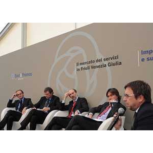 Riccardo Riccardi (Assessore regionale Viabilità e Trasporti) nel corso del dibattito "Il mercato dei servizi in Friuli Venezia Giulia. Impatto sull'economia e sulla società civile" organizzato dalla società cooperativa di servizi Euro&Promos Group nella ZIU-Zona Industriale Udinese. (Udine 19/11/10)